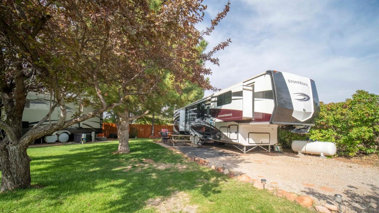 Outdoor Glamping Large 5Th Wheel Setup Ok4A Apartment Moab Bagian luar foto